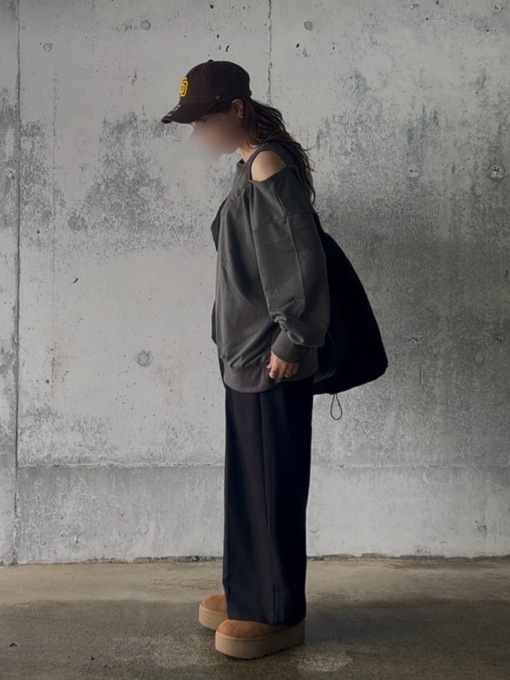 グレー系のスウェット、ブラック系のその他パンツ、ベージュ系のブーツを着用したレディースの冬コーディネートの3枚目の写真