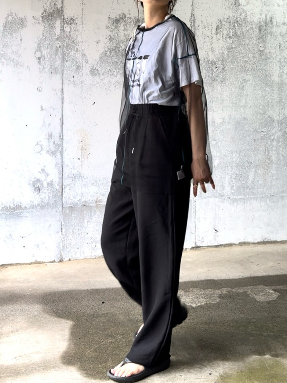 ホワイト系のTシャツ/カットソー、ブラック系のTシャツ/カットソー、ブラック系のその他パンツを着用したレディースの夏コーディネートの3枚目の写真