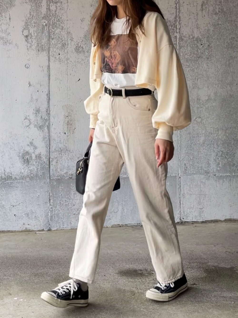 ホワイト系のTシャツ/カットソー、ホワイト系のワンピース、ホワイト系のデニムパンツを着用したレディースの春コーディネートの2枚目の写真