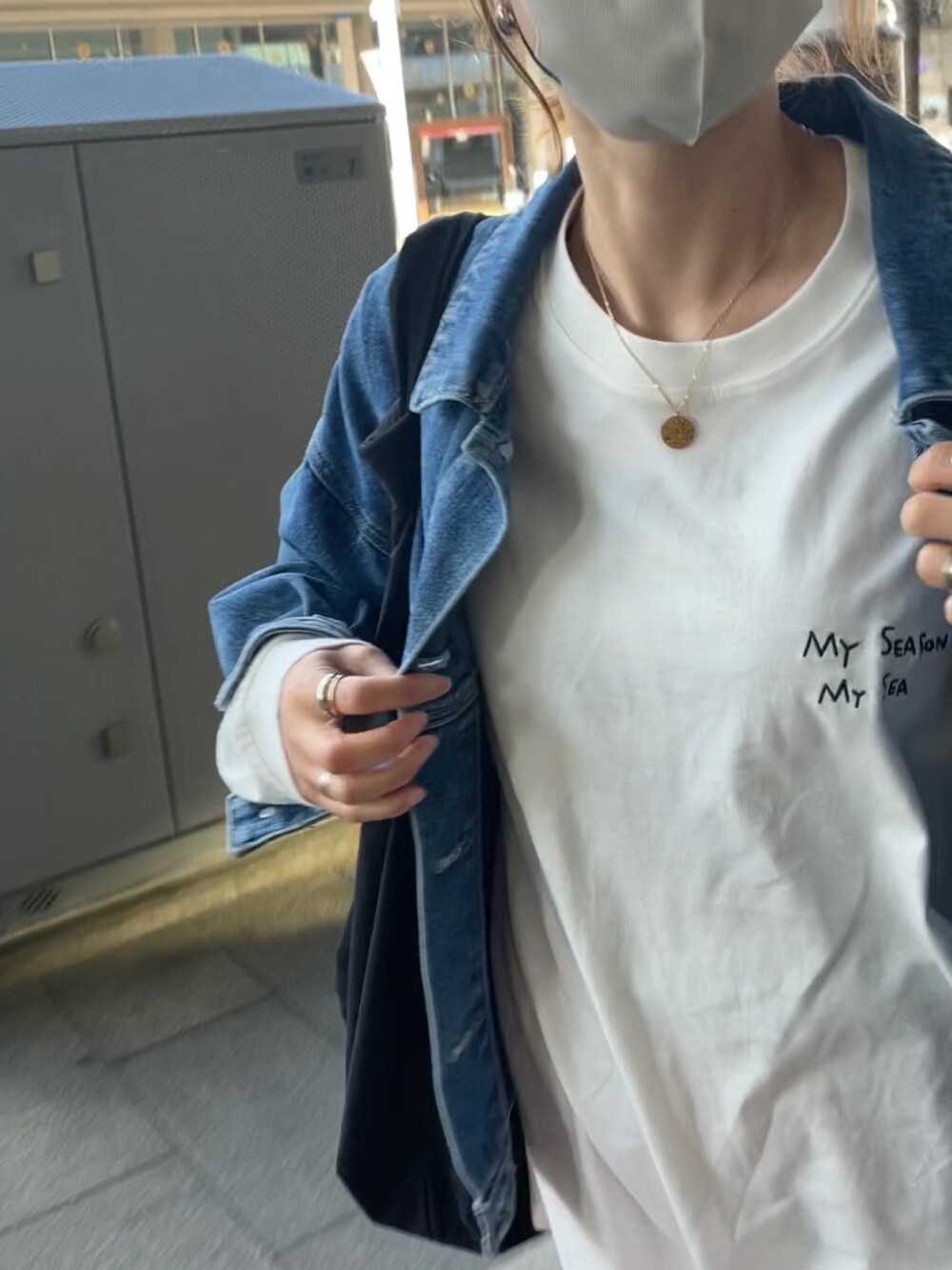 ホワイト系のTシャツ/カットソー、ブラック系のショルダーバッグ、ピンク系のスラックスを着用したレディースの春コーディネートの3枚目の写真