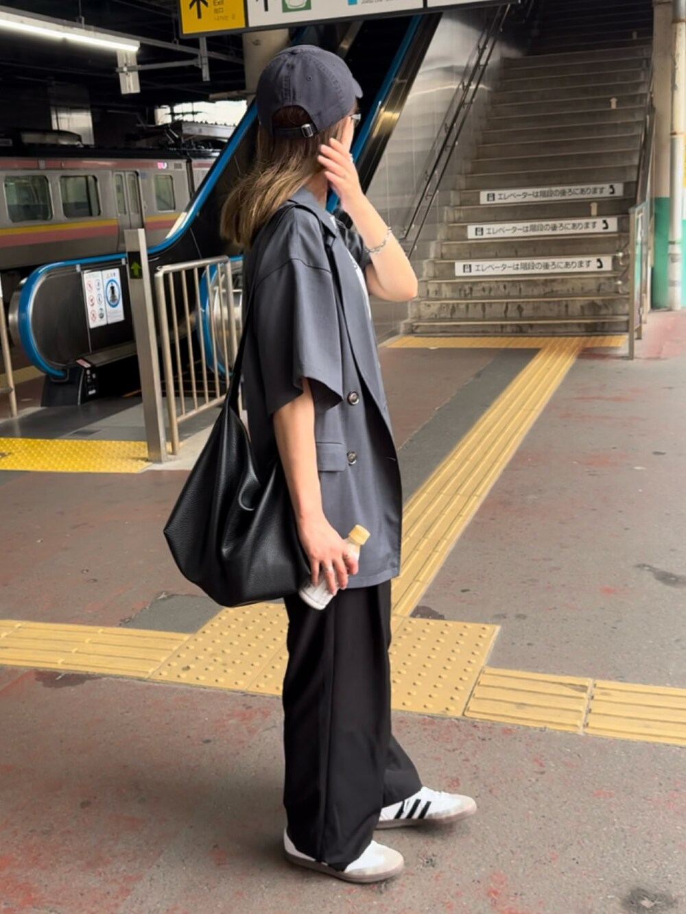グレー系のテーラードジャケット、ホワイト系のスニーカー、ホワイト系のTシャツ/カットソーを着用したレディースの夏コーディネートの2枚目の写真