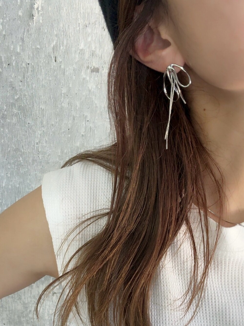 シルバー系のピアス（両耳用）を着用したレディースの夏コーディネートの2枚目の写真