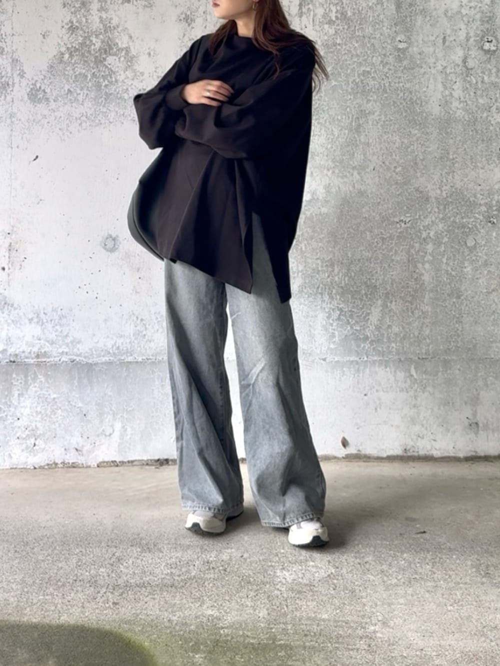 ブラック系のTシャツ/カットソー、ブラック系のTシャツ/カットソー、ブルー系のデニムパンツを着用したレディースの秋コーディネートの3枚目の写真