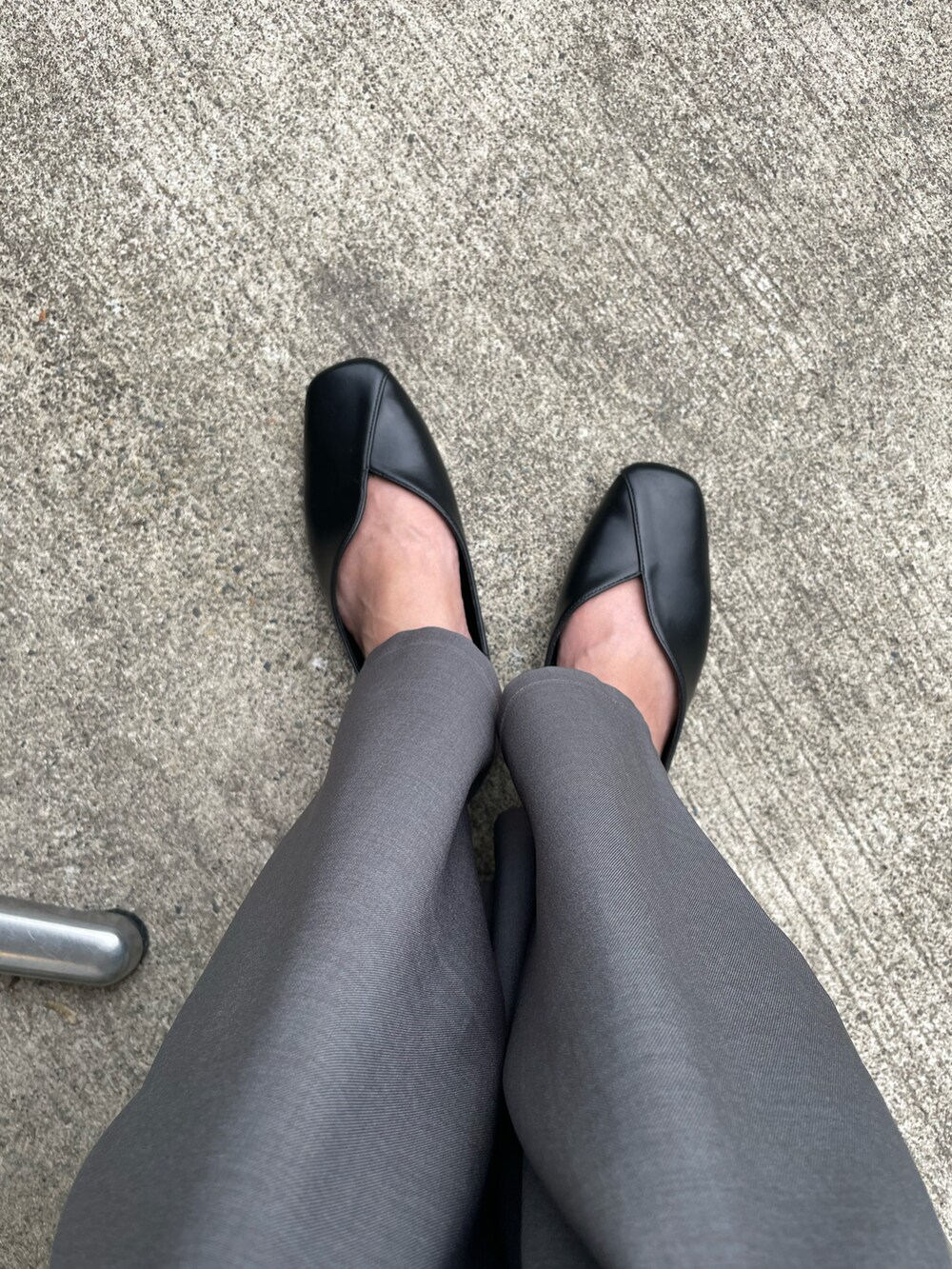 グレー系のサロペット/オーバーオール、ブラック系のパンプス、ブラック系のショルダーバッグを着用したレディースの夏コーディネートの4枚目の写真