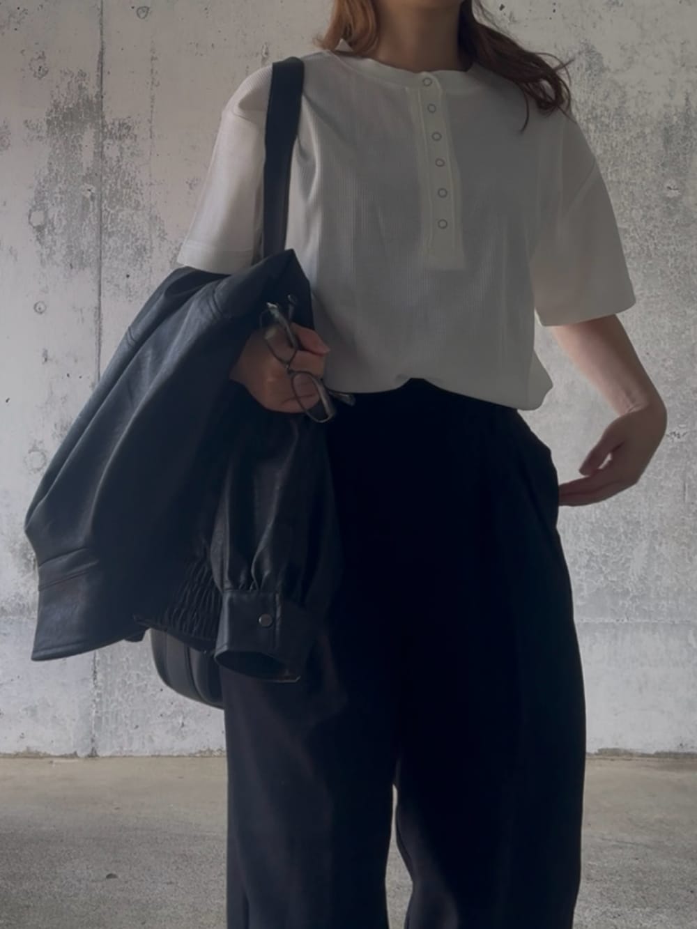 ブラック系のスラックス、ブルー系のスニーカー、ホワイト系のTシャツ/カットソーを着用したレディースの春コーディネートの4枚目の写真