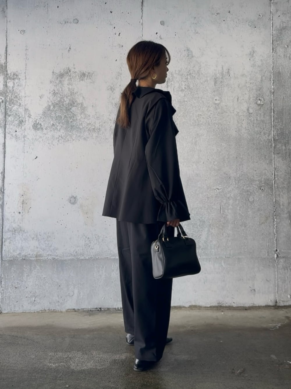 ブラック系のつなぎ/オールインワン、ブラック系のベスト、ブラック系のパンプスを着用したレディースの春コーディネートの3枚目の写真