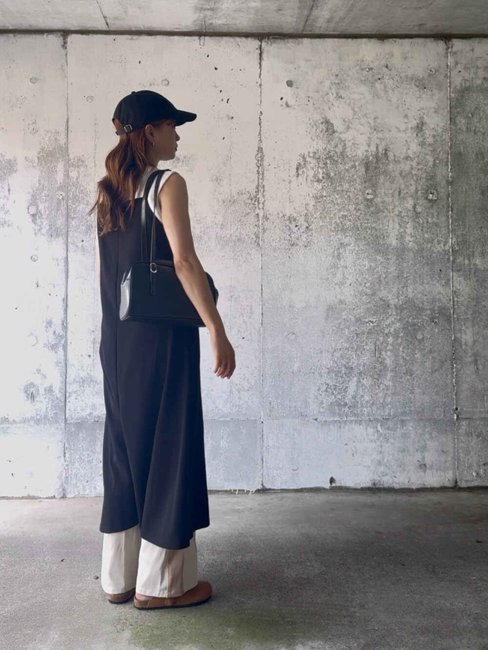 ブラック系のワンピース/ドレスを着用したレディースの秋コーディネートの2枚目の写真