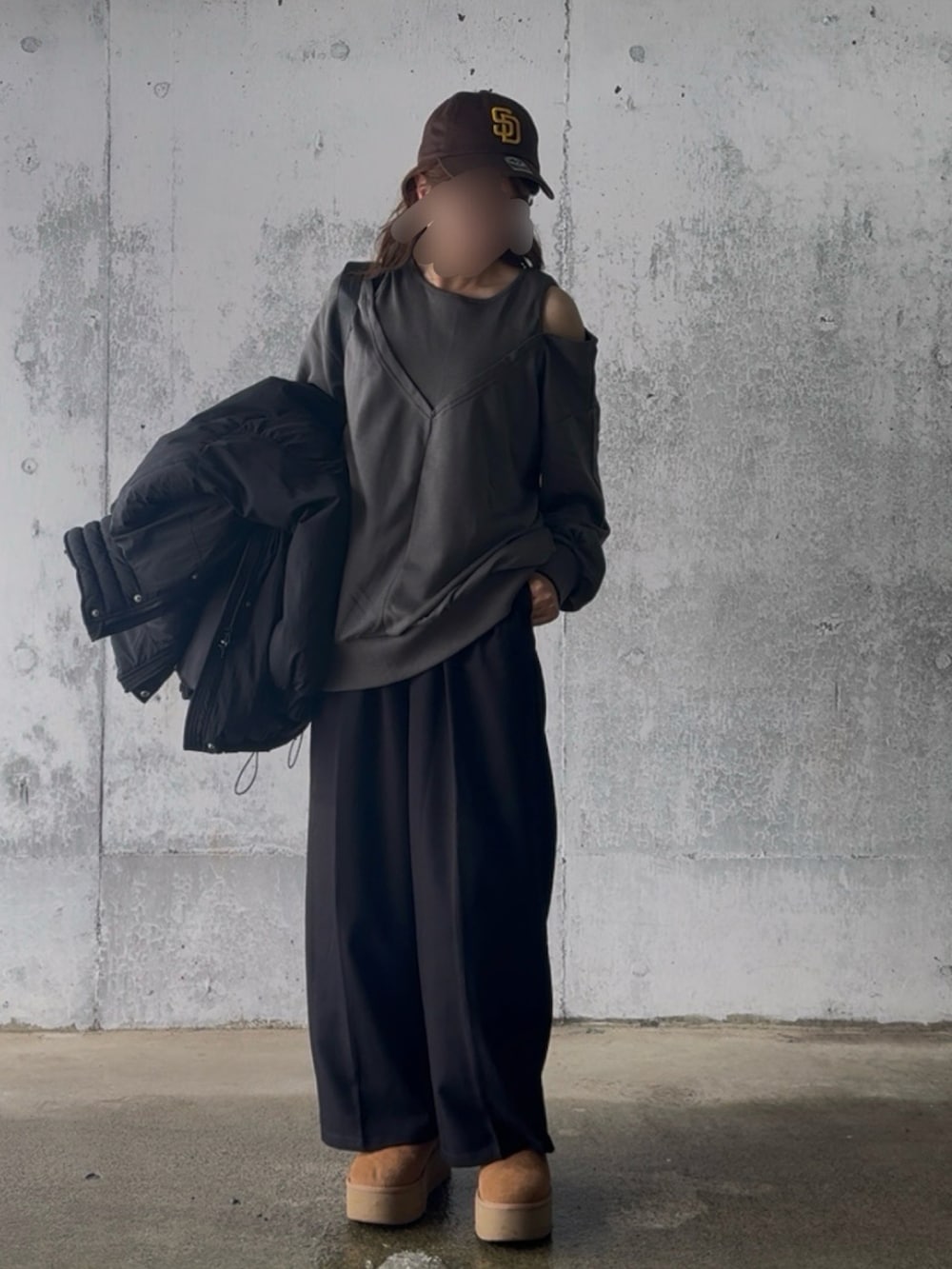 グレー系のスウェット、ブラック系のその他パンツ、ベージュ系のブーツを着用したレディースの冬コーディネートの2枚目の写真