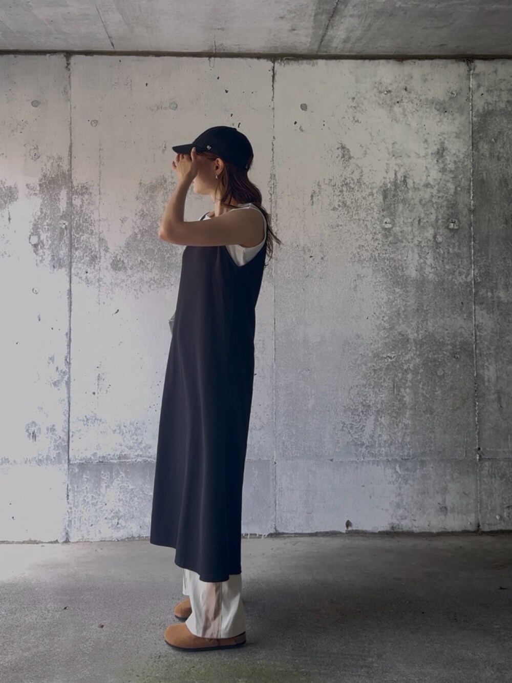 ブラック系のワンピース/ドレスを着用したレディースの秋コーディネートの4枚目の写真