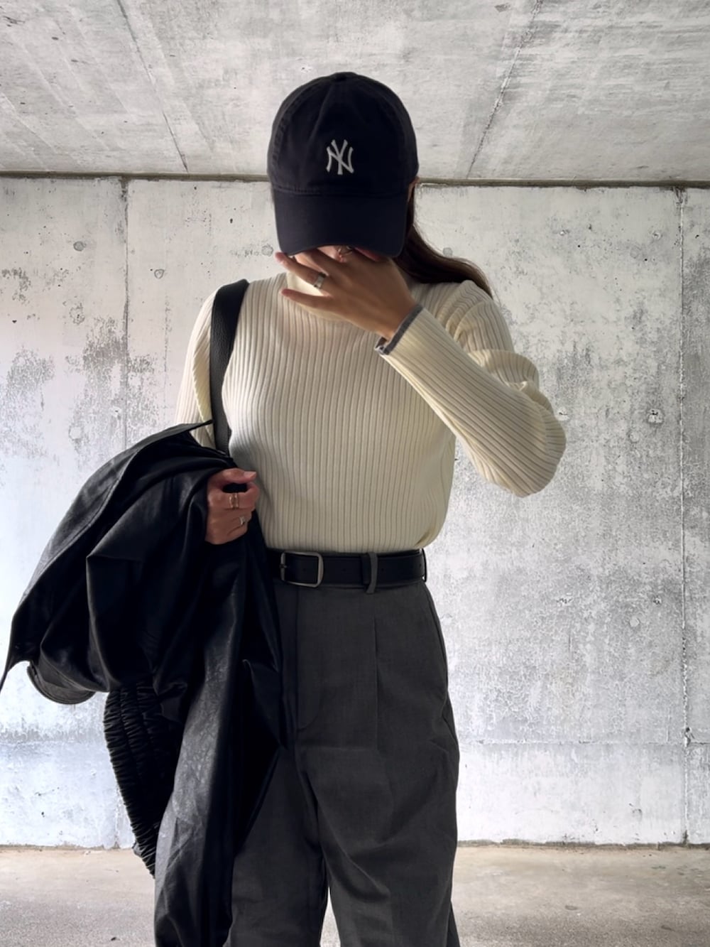 ホワイト系のニット/セーター、グレー系のパンツ、ホワイト系のスニーカーを着用したレディースの秋コーディネートの2枚目の写真