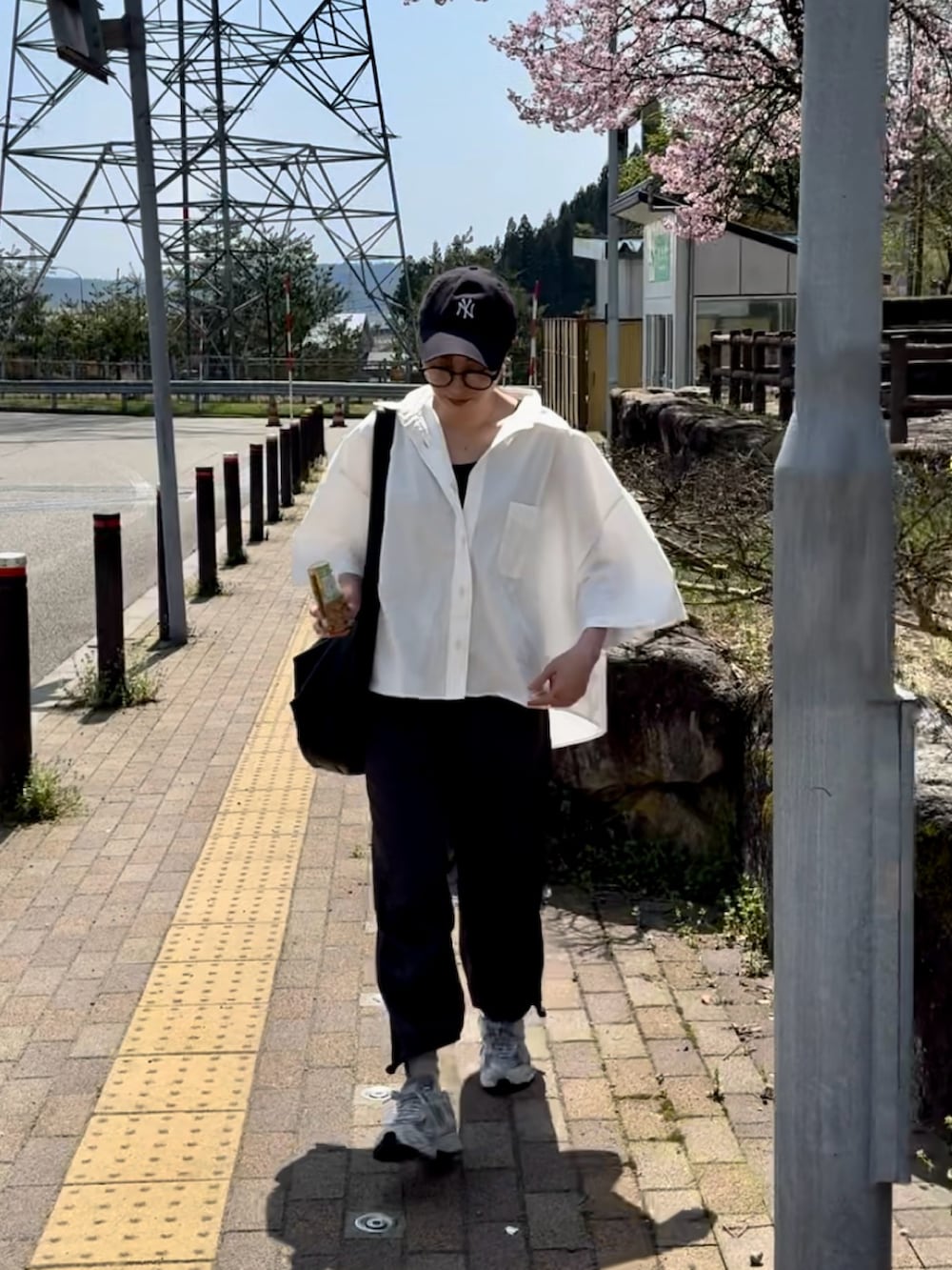 ホワイト系のシャツ/ブラウス、グレー系のその他パンツ、グレー系のスニーカーを着用したレディースの春コーディネートの4枚目の写真