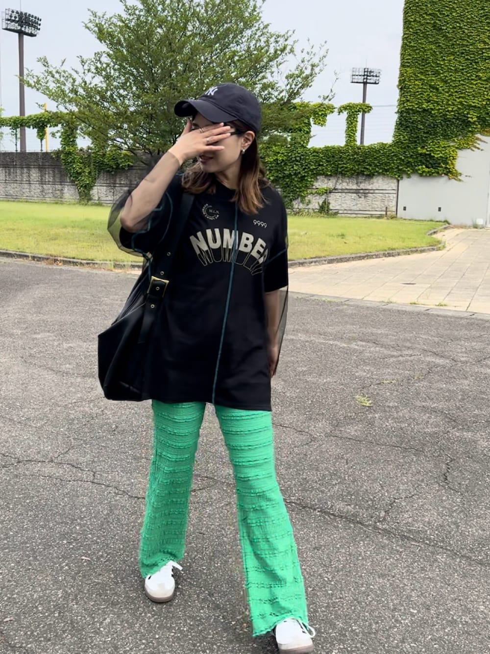 ブラック系のTシャツ/カットソー、ブラック系のTシャツ/カットソー、グリーン系のその他パンツを着用したレディースの夏コーディネートの2枚目の写真