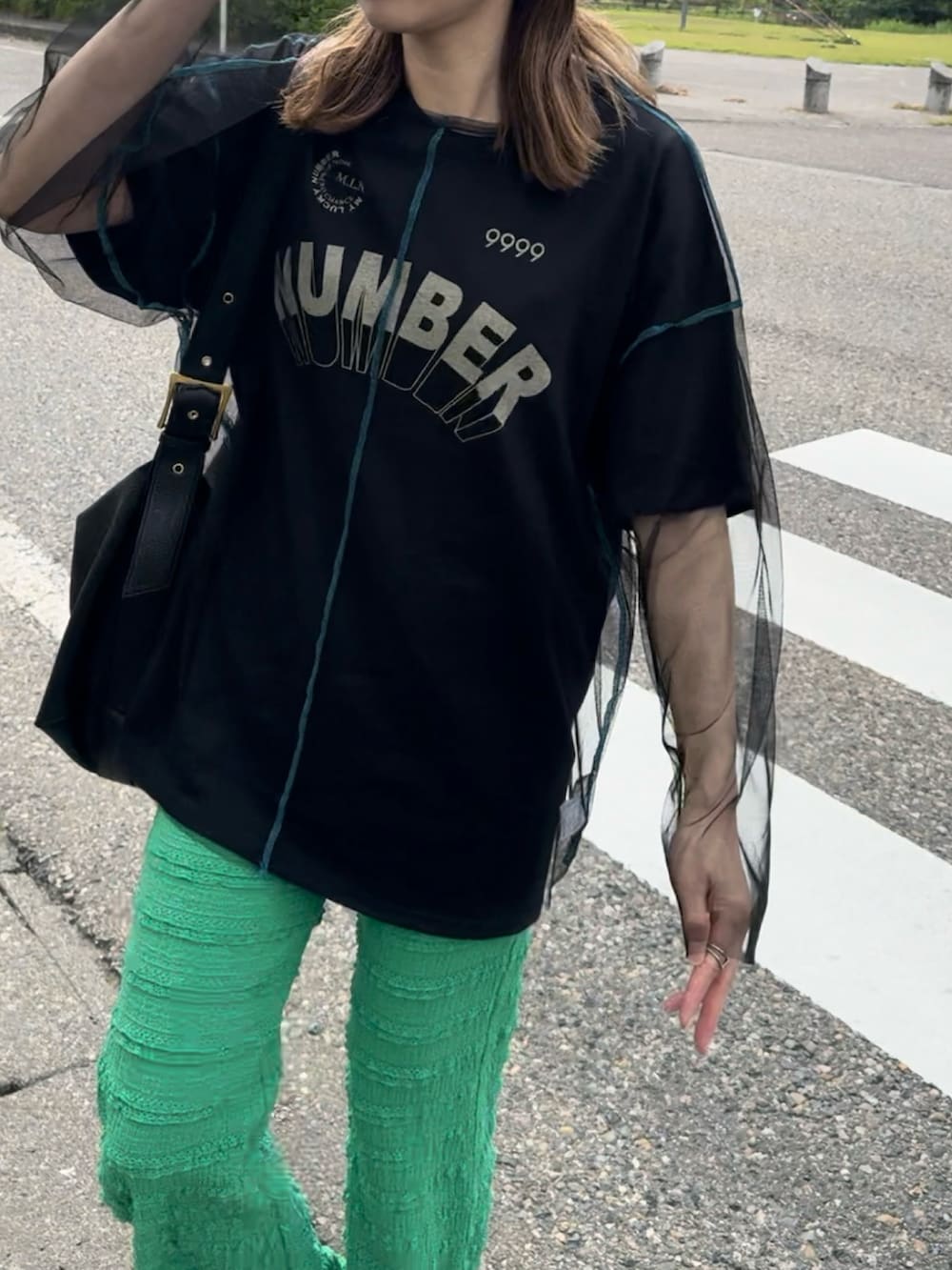 ブラック系のTシャツ/カットソー、ブラック系のTシャツ/カットソー、グリーン系のその他パンツを着用したレディースの夏コーディネートの3枚目の写真