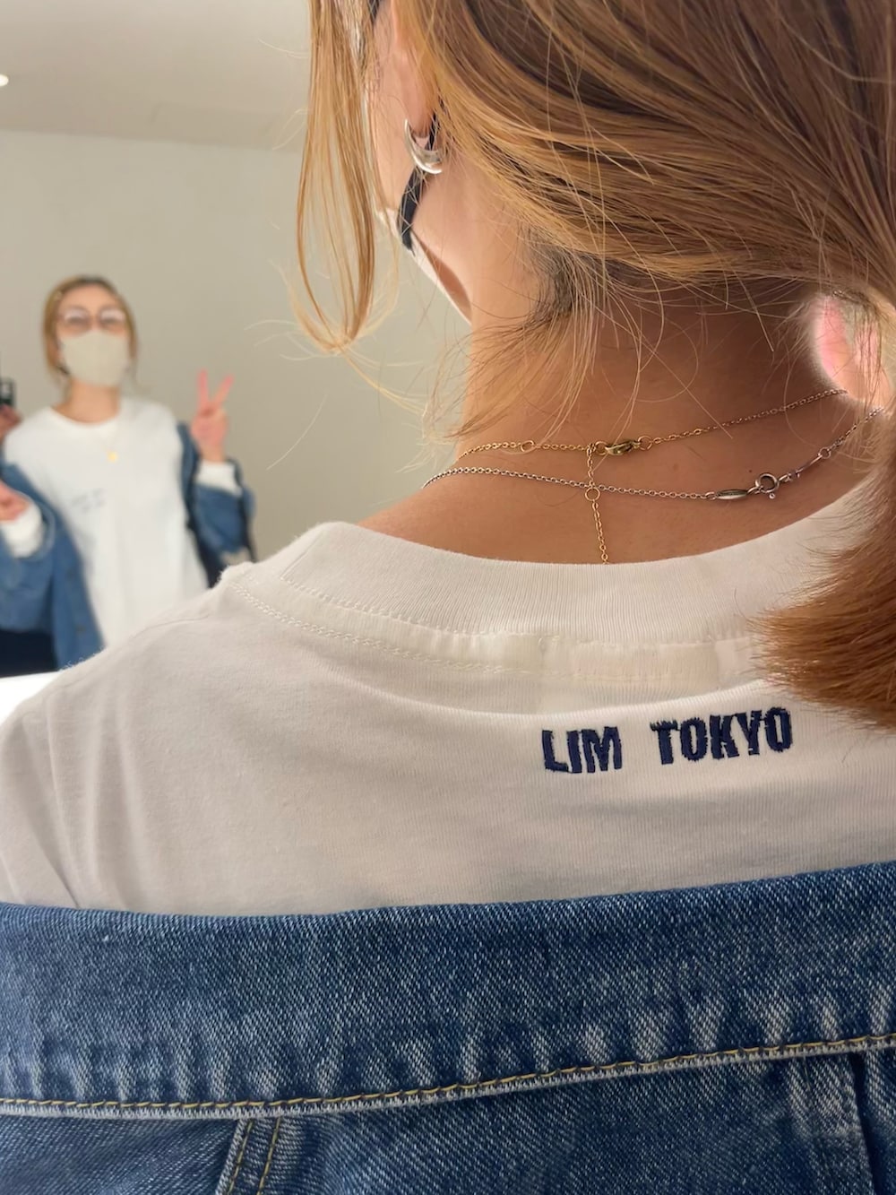 ホワイト系のTシャツ/カットソー、ブラック系のショルダーバッグ、ピンク系のスラックスを着用したレディースの春コーディネートの4枚目の写真