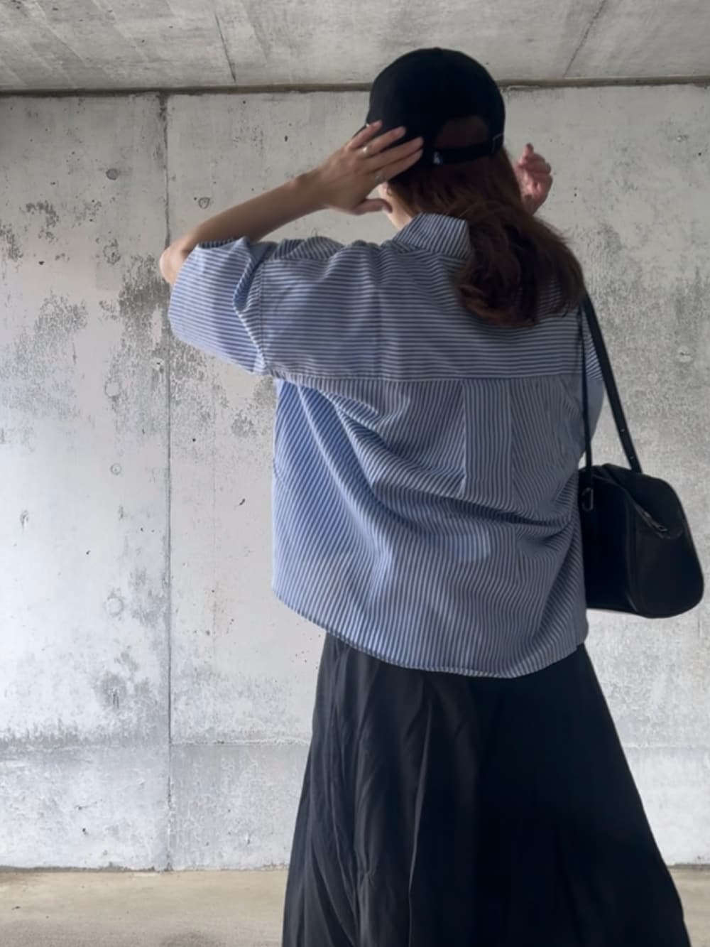 ブルー系のシャツ/ブラウス、ベージュ系のスニーカーを着用したレディースの春コーディネートの4枚目の写真