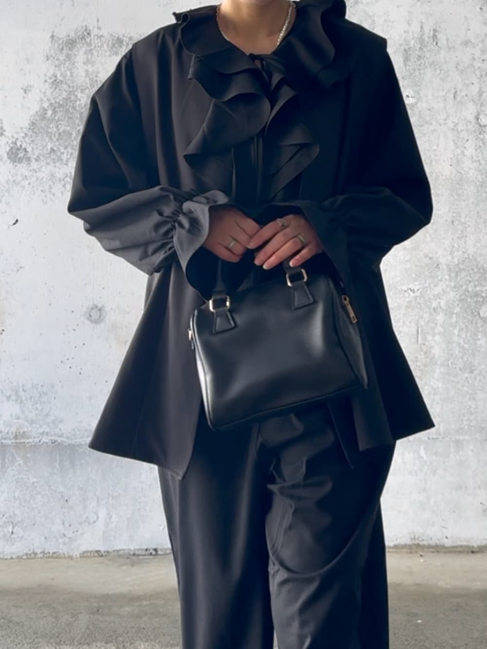 ブラック系のつなぎ/オールインワン、ブラック系のベスト、ブラック系のパンプスを着用したレディースの春コーディネートの4枚目の写真