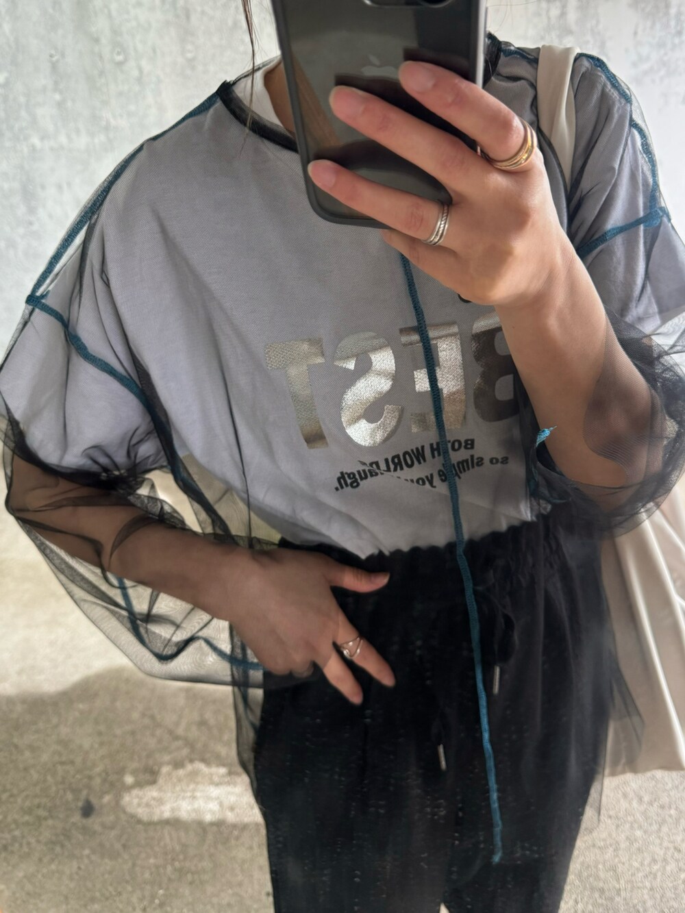 ホワイト系のTシャツ/カットソー、ブラック系のTシャツ/カットソー、ブラック系のその他パンツを着用したレディースの夏コーディネートの5枚目の写真