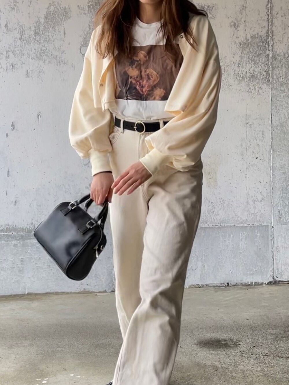 ホワイト系のTシャツ/カットソー、ホワイト系のワンピース、ホワイト系のデニムパンツを着用したレディースの春コーディネートの3枚目の写真