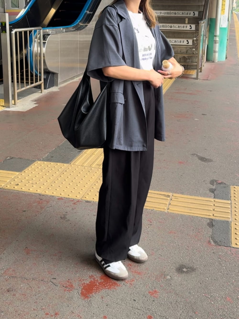 グレー系のテーラードジャケット、ホワイト系のスニーカー、ホワイト系のTシャツ/カットソーを着用したレディースの夏コーディネートの4枚目の写真