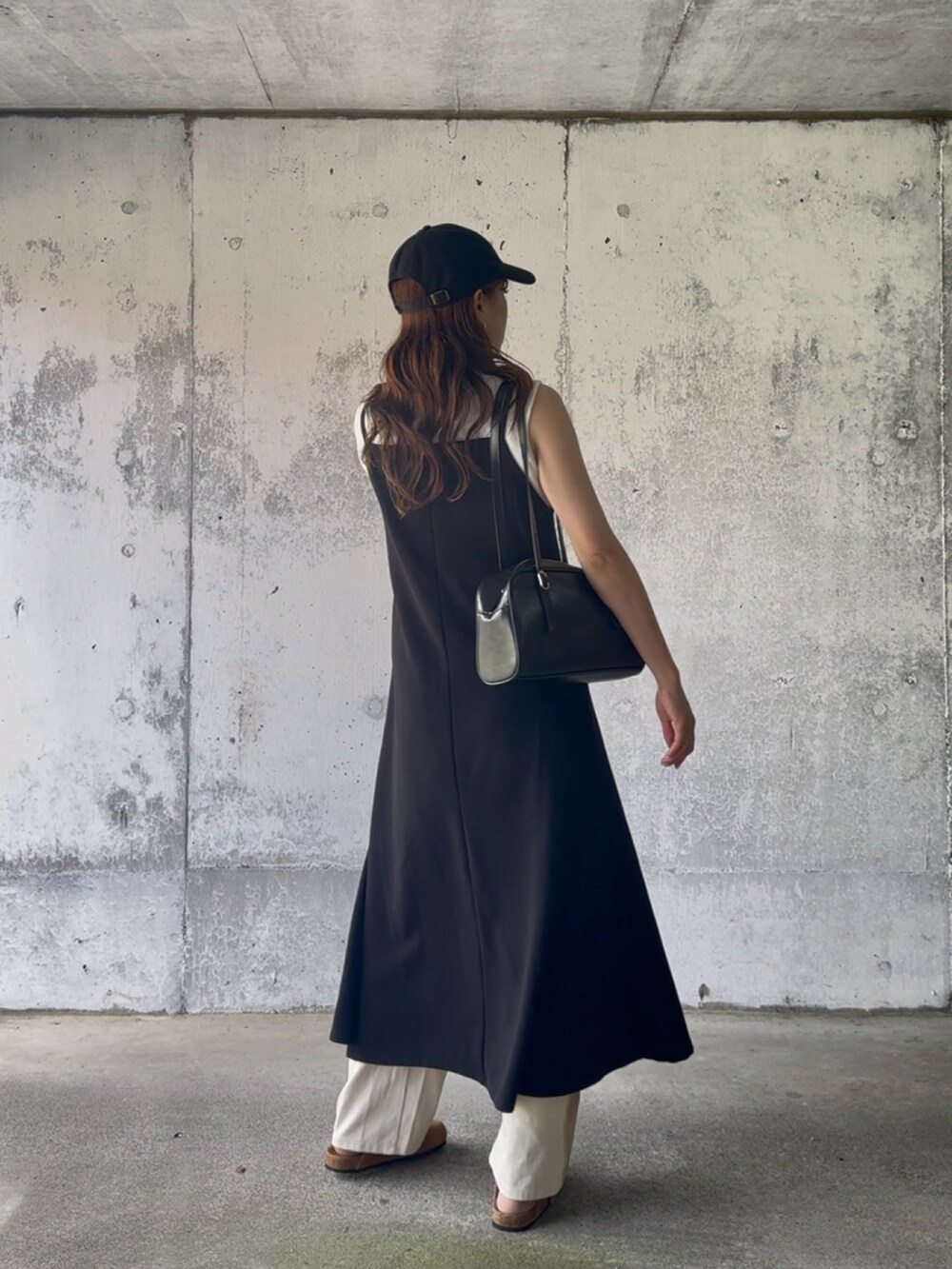 ブラック系のワンピース/ドレスを着用したレディースの秋コーディネートの3枚目の写真