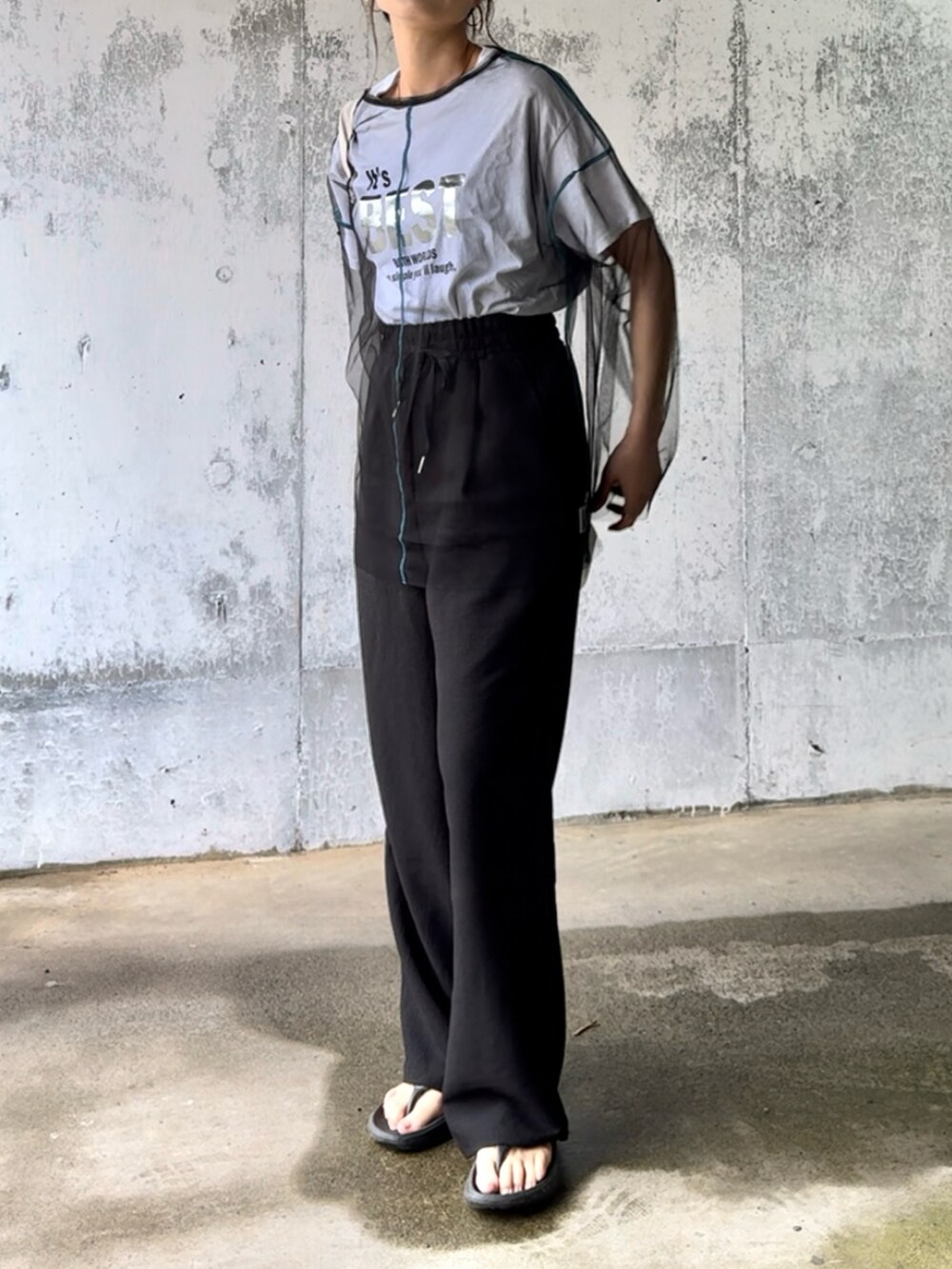 ホワイト系のTシャツ/カットソー、ブラック系のTシャツ/カットソー、ブラック系のその他パンツを着用したレディースの夏コーディネートの2枚目の写真