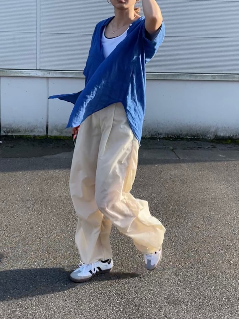 ブルー系のシャツ/ブラウス、ベージュ系のその他パンツ、ブラック系のショルダーバッグを着用したレディースの夏コーディネートの3枚目の写真