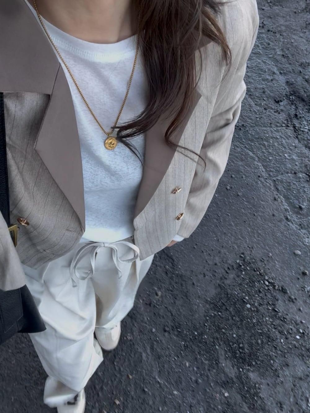 ホワイト系のTシャツ/カットソー、ベージュ系のテーラードジャケット、ホワイト系のスラックスを着用したレディースの春コーディネートの5枚目の写真