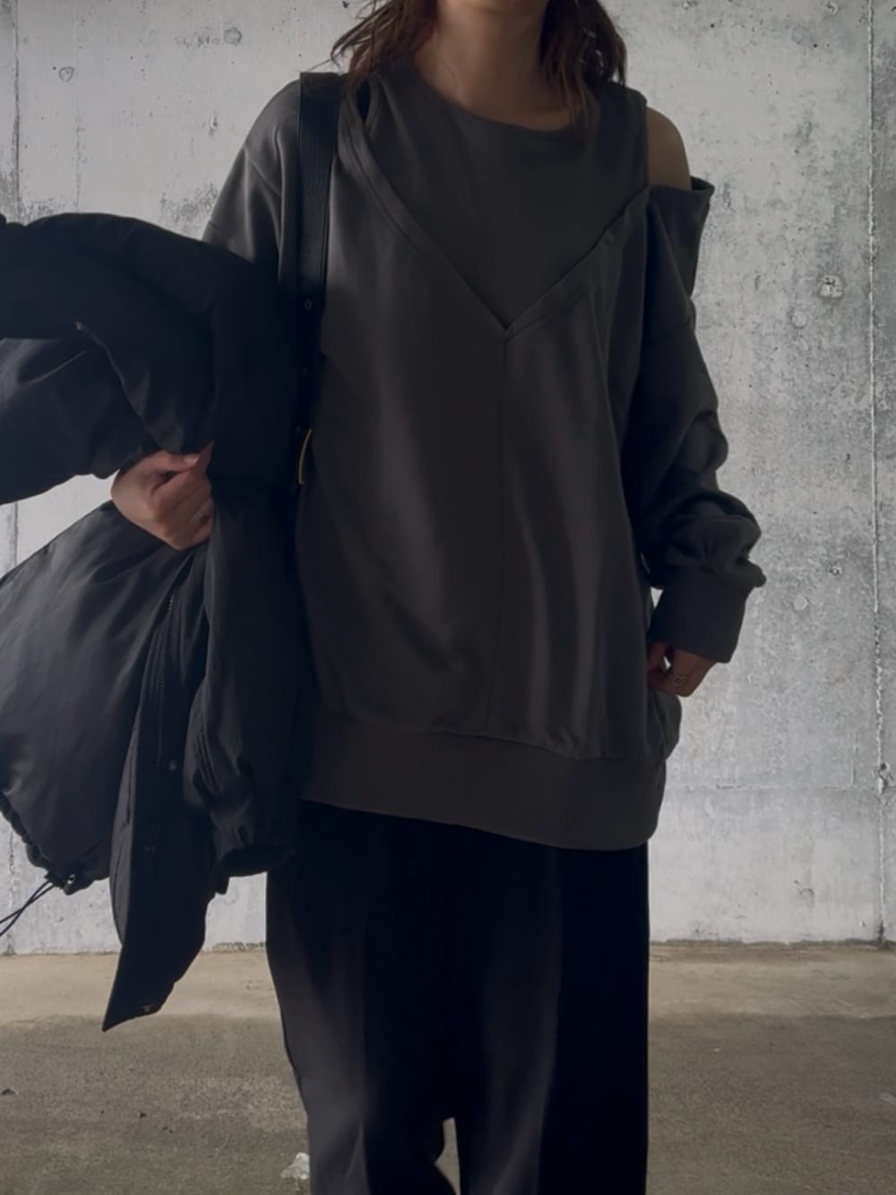 グレー系のスウェット、ブラック系のその他パンツ、ベージュ系のブーツを着用したレディースの冬コーディネートの4枚目の写真