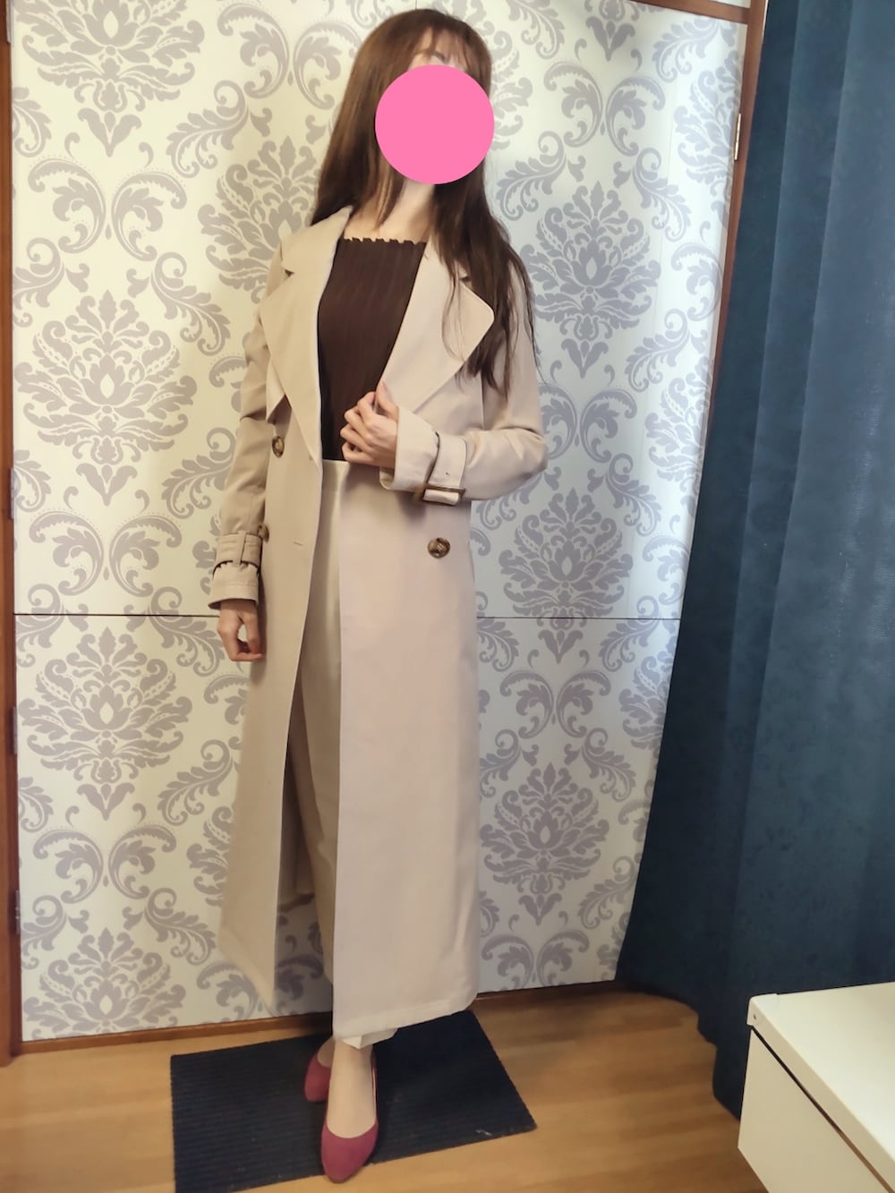 「骨格診断ウェーブ、骨格ウェーブ、パーソナルカラーサマー、ブルベ夏、ピンク×ブラウン、ブラウン×ピンク、リブニット、白パンツ、テーパードパンツ、ショート丈カーディガン、ピンクパンプス、ブラウンニット」｜「GRLのアイテム（スラックス、ホワイト系）」を使った、みやのさん（レディース・160cm）の冬コーディネートの2枚目の写真