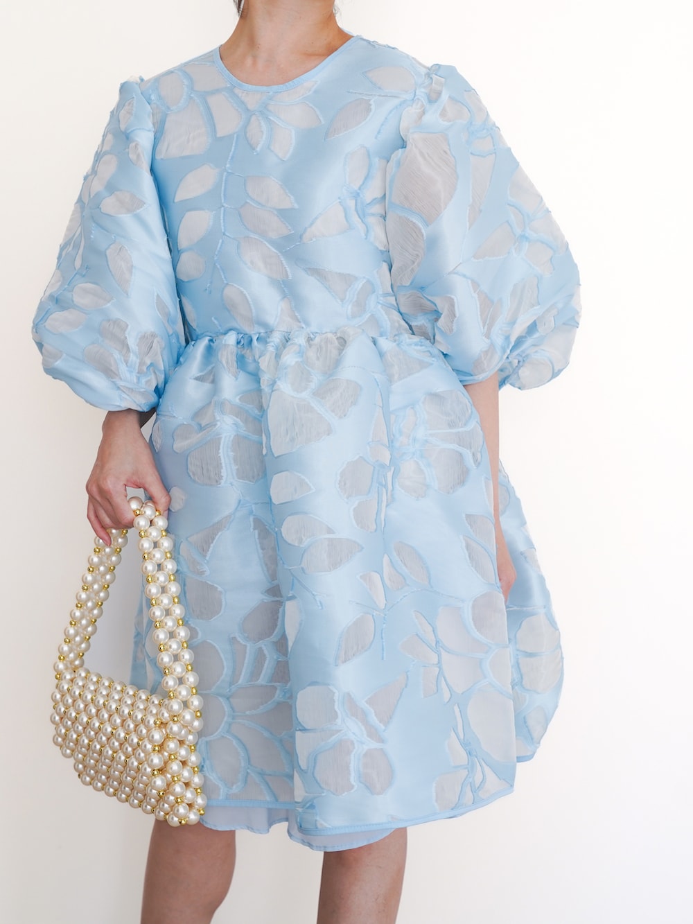 ブルー系のドレスを着用したレディースの夏コーディネートの3枚目の写真