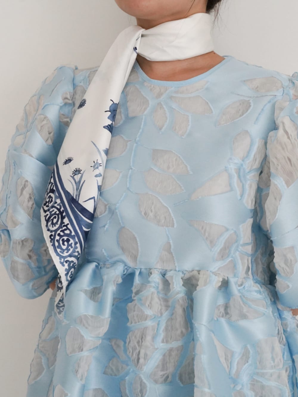 ブルー系のドレスを着用したレディースの夏コーディネートの2枚目の写真