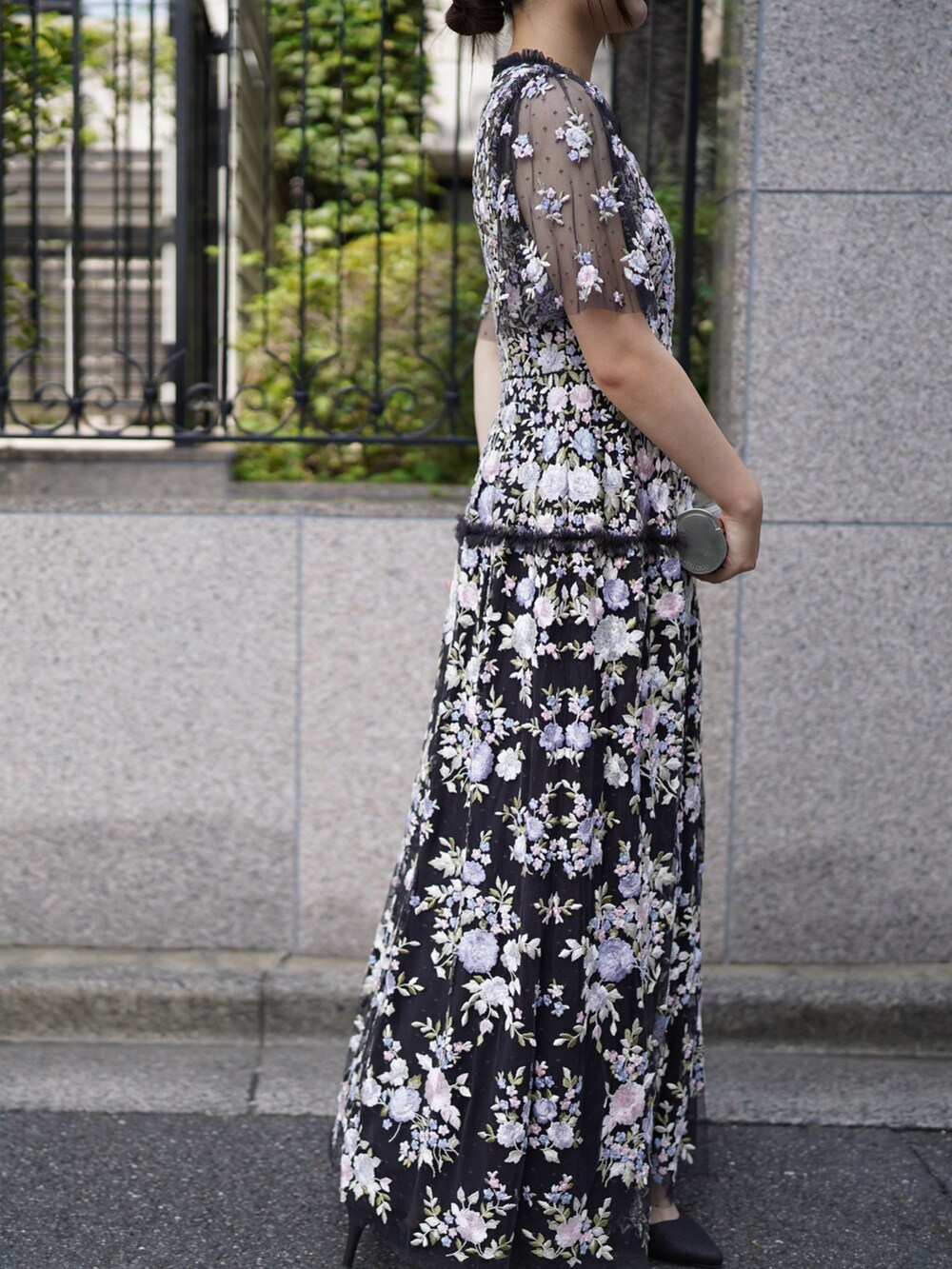 ブラック系のドレスを着用したレディースの夏コーディネートの2枚目の写真