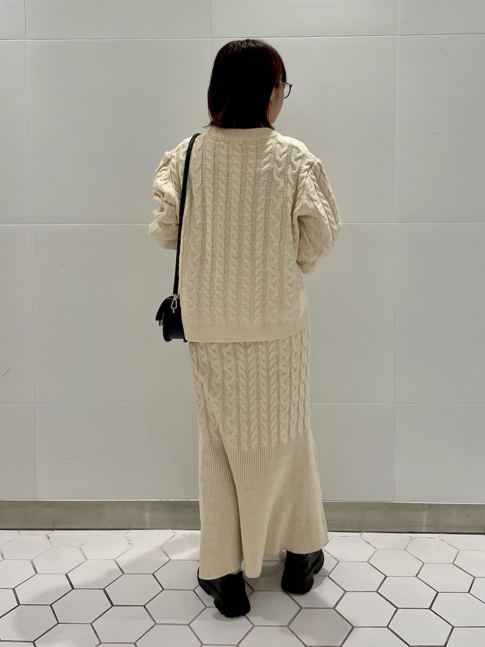 「セットアップ、ケーブルニット、ロングスカート、メガネ女子、休日スタイル、ニット、シンプルスタイル、大人ファッション、お出かけコーデ、低身長」｜「un dix corsのスカートニットセットアップ（ワンピース、ホワイト系）」を使った、MIKIさん（レディース・152cm）の秋コーディネートの3枚目の写真