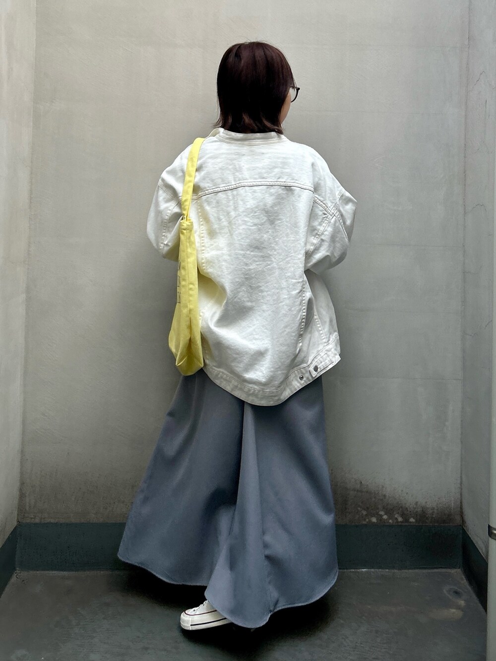 「トートバッグ、キャミワンピ、春服みてみて、お出かけコーデ、ジャケットスタイル、デニム、スニーカー、春アウター、大人カジュアル、メガネ女子」｜「un dix corsの【2サイズ展開】前後2WAYキャミワンピース（ワンピース、グレー系）」を使った、MIKIさん（レディース・152cm）の春コーディネートの2枚目の写真