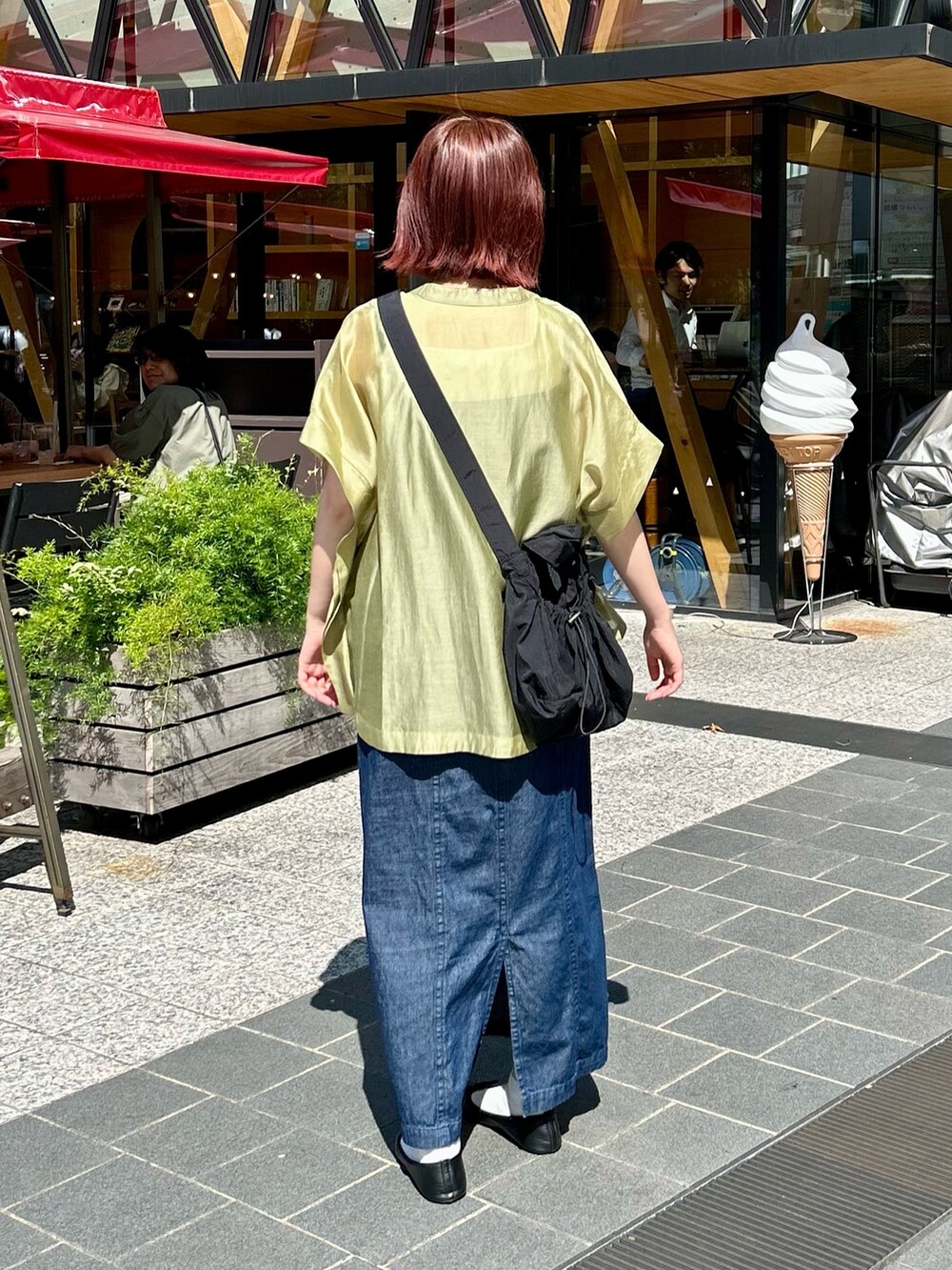 グリーン系のシャツ/ブラウス、ブルー系のワンピースを着用したレディースの夏コーディネートの2枚目の写真