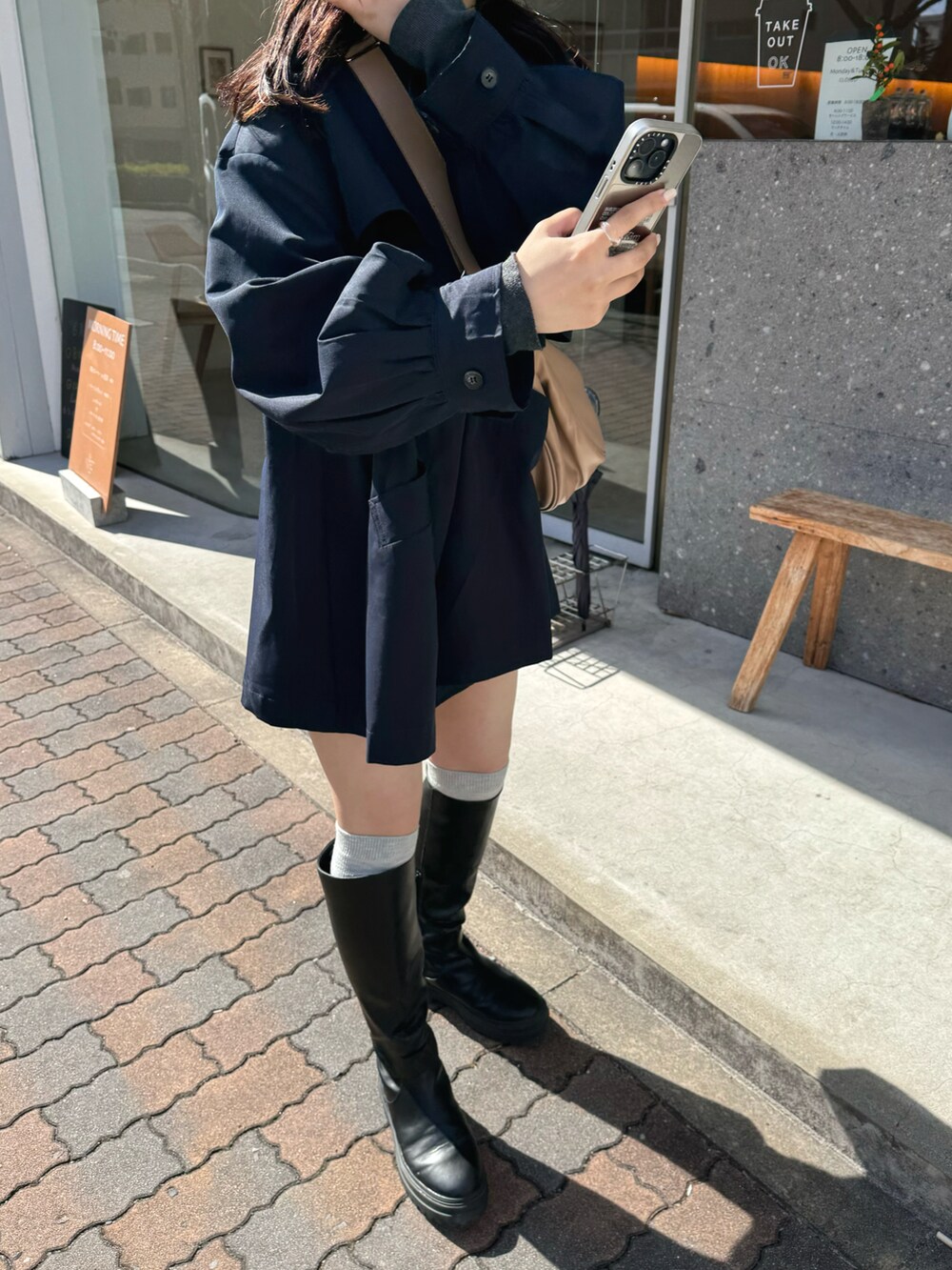 「オトナカジュアル、春服コーデ、ファッションを楽しもう、春アウター、トレンチコート、トレンチワンピース、ワンピース、ショルダーバッグ、春服、新作、ロングブーツ、mline、mystic」｜「mlineの【3色展開】[mline]トレンチワンピース（トレンチコート、ブルー系）」を使った、たけかわ ななさん（レディース・162cm）の冬コーディネートの3枚目の写真