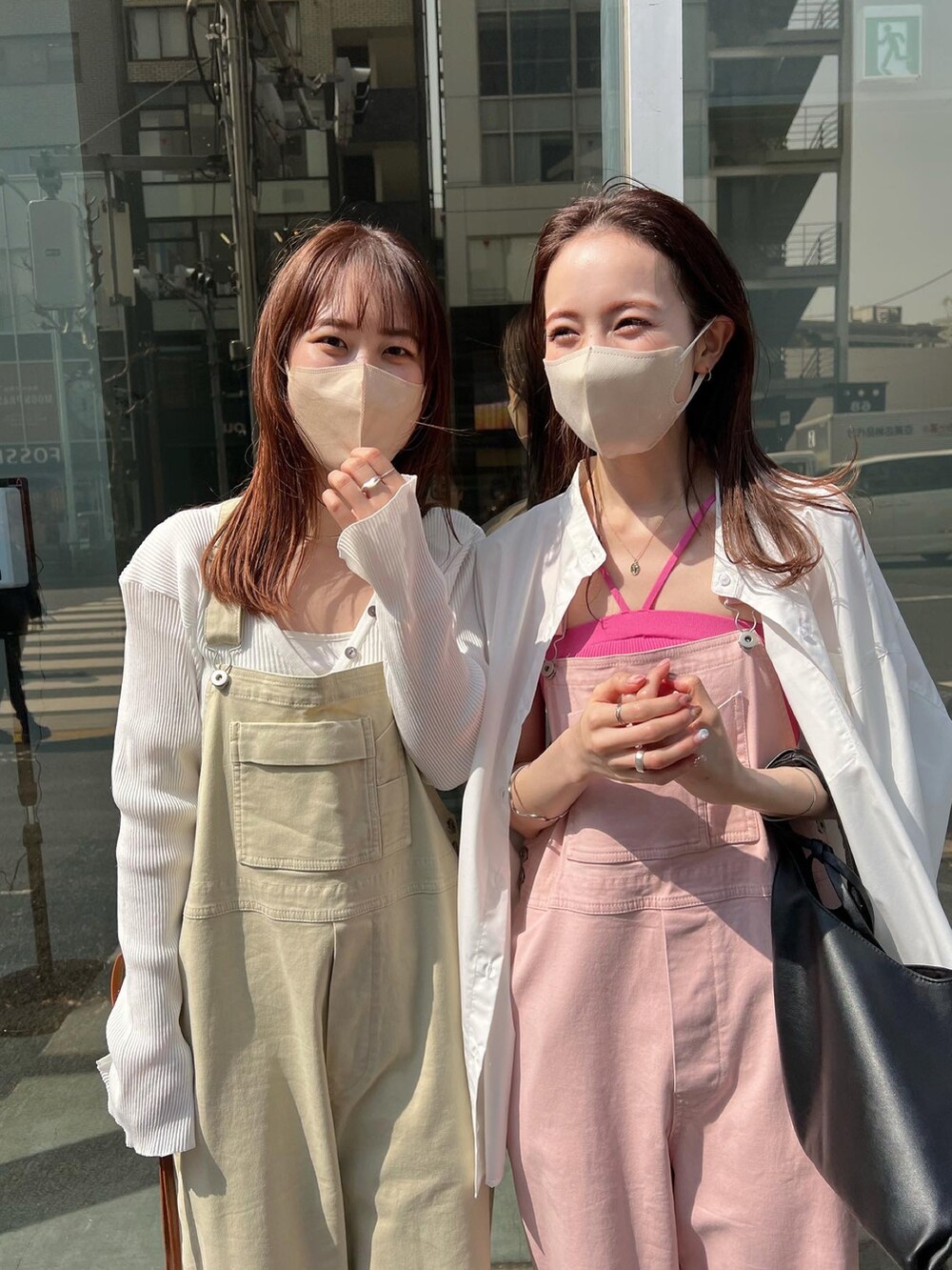 「春服みてみて、お出かけコーデ、大人カジュアル、デニムコーデ、サロペット、白シャツ、シャツスタイル、シャツコーデ、カーディガン、ウォレットバッグ、ストラップサンダル、ミニバッグ、リンクコーデ、お揃いコーデ」｜「mysticのNEW Vリブショートカーディガン（カーディガン/ボレロ、ホワイト系）」を使った、たけかわ ななさん（レディース・162cm）の春コーディネートの3枚目の写真