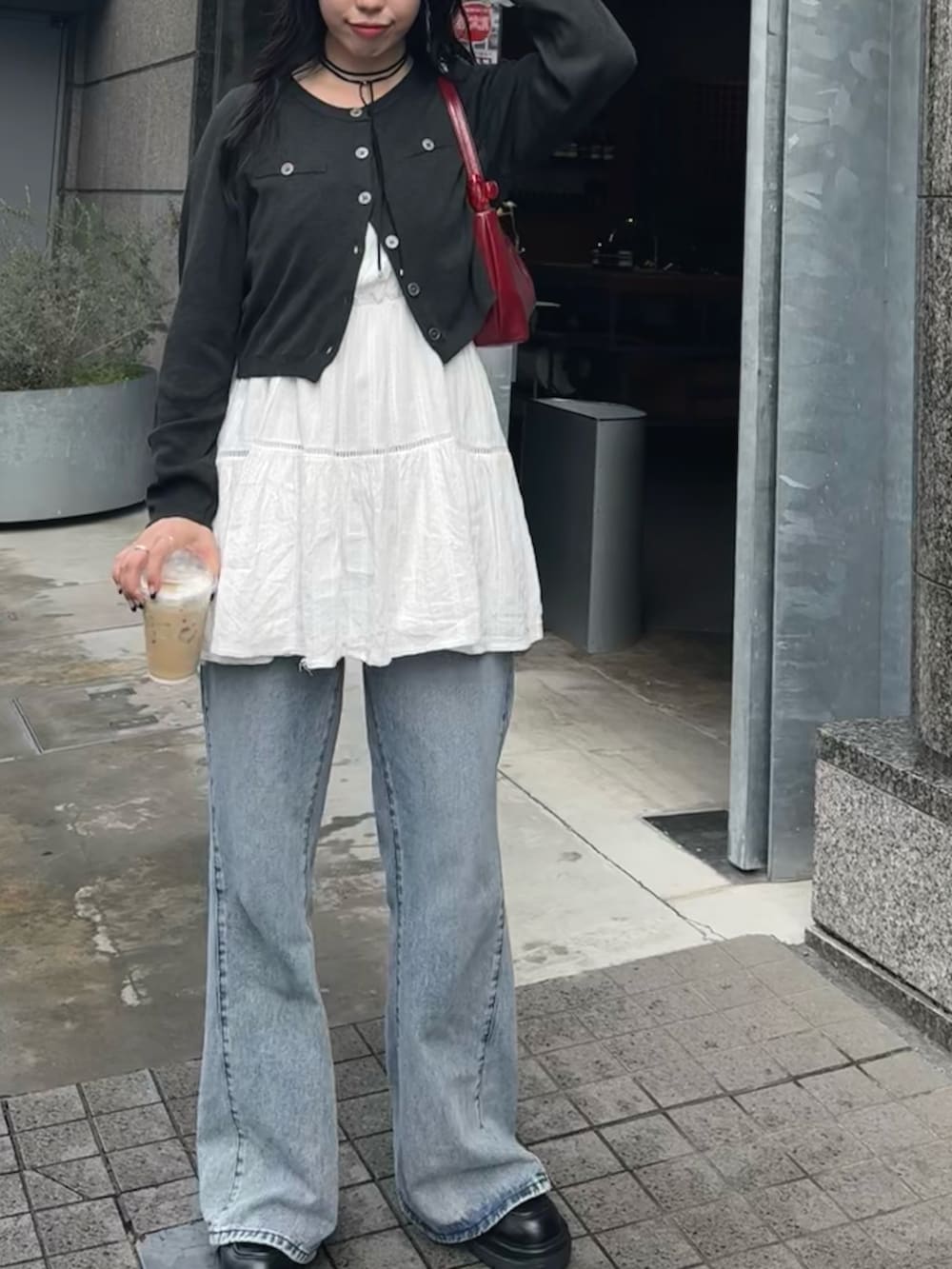 「春コーデ、春先取り、カーディガン、カーディガンコーデ、キャミワンピ、レースワンピース、レイヤードスタイル、デニム、デニムパンツ、赤バッグ、韓国ファッション、韓国系、mline、シュシュ」｜「mlineのアイテム（カーディガン/ボレロ、グレー系）」を使った、たけかわ ななさん（レディース・162cm）の春コーディネートの2枚目の写真