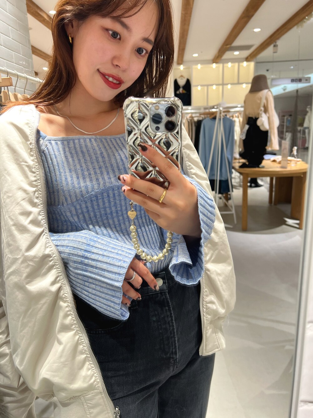 「秋服、オトナカジュアル、今日のコーデ、秋先取りコーデ、初秋コーデ、ブルーニット、ブルゾン、ボンバージャケット、MA-1、デニム、デニムコーデ、骨格ウェーブ、mystic、mysticstaff、高身長女子」｜「mysticのai no de kurashikiストレート（デニムパンツ、ブラック系）」を使った、たけかわ ななさん（レディース・162cm）の秋コーディネートの2枚目の写真