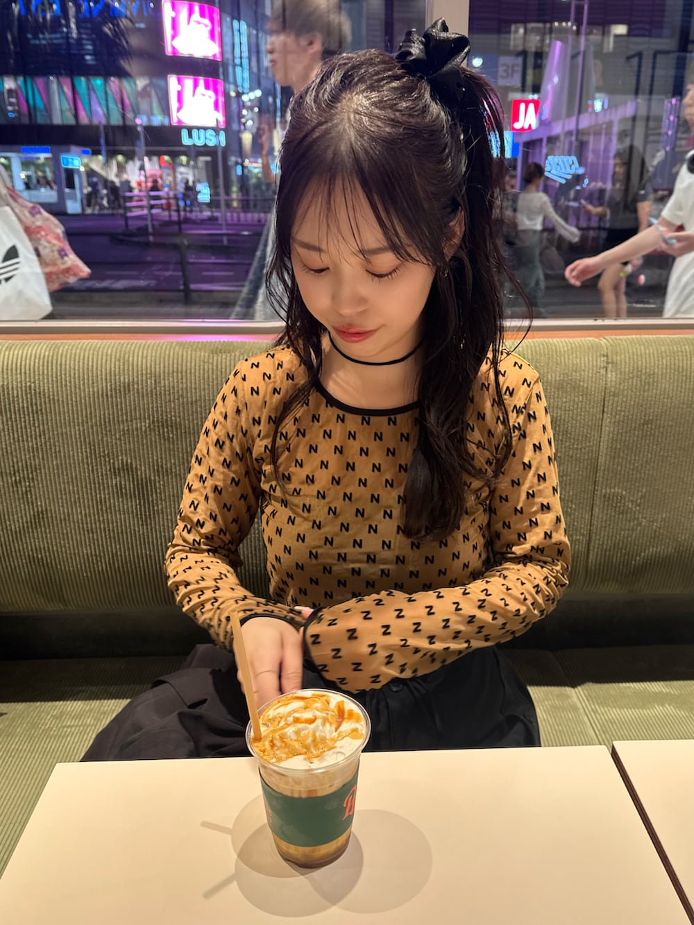 「雨の日コーデ、ジャケット、ジャケットスタイル、ジャケットコーデ、ショートジャケット、チュールトップス、ブラックコーデ、ブラック、パラシュートパンツ、カーゴパンツ、ハーフアップ、mline、韓国ファッション」｜「mysticのアイテム（ジャケット/アウター、ブラック系）」を使った、たけかわ ななさん（レディース・162cm）の夏コーディネートの2枚目の写真