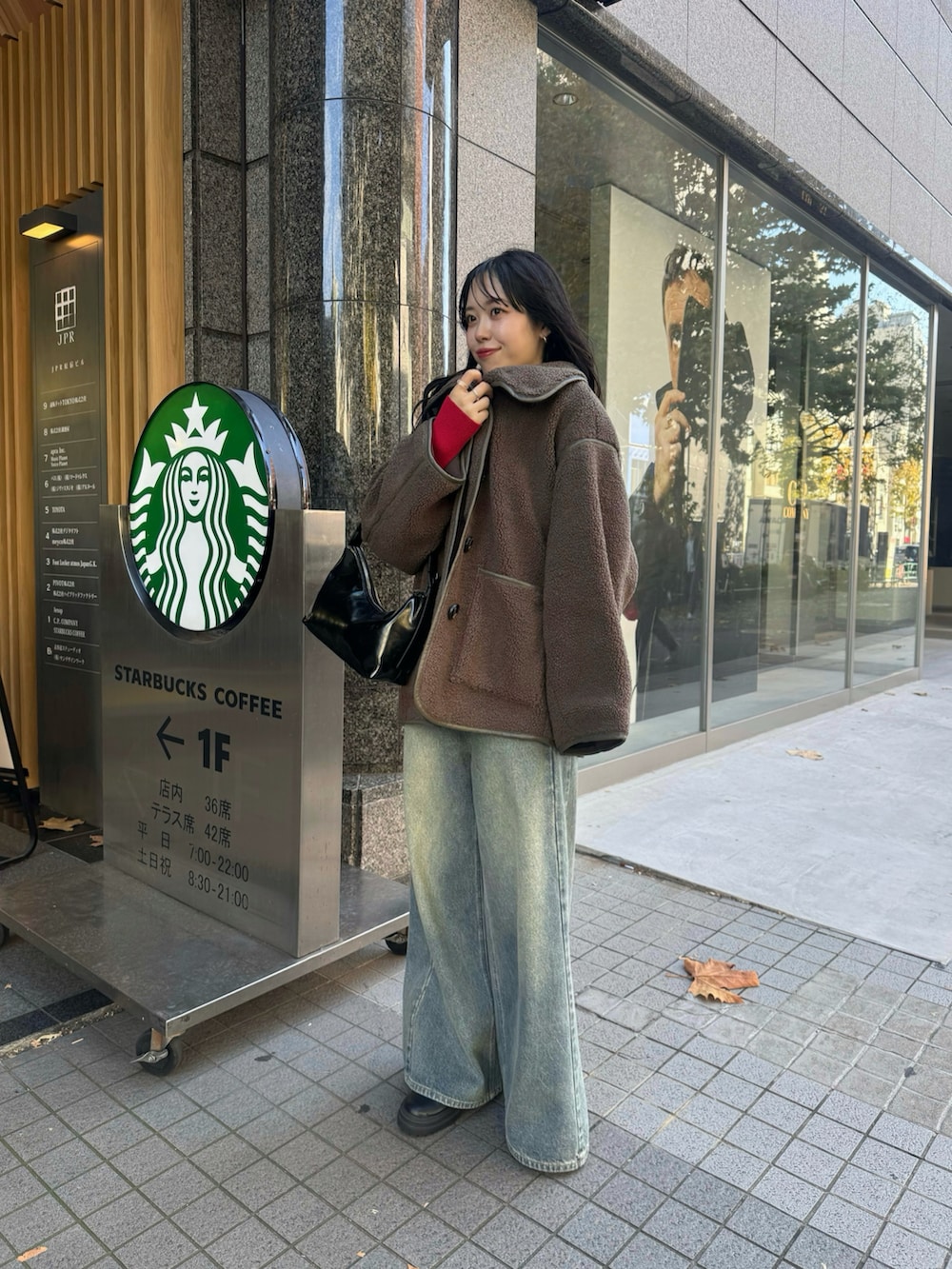 「最近のいい感じコーデ、クリスマスに着たい服、ニットコーデ、冬のコーデ、着回しコーデ、ボアコート、ボアジャケット、デニム、赤ニット、カジュアルスタイル、mline、ootd」｜「mlineの[mline]配色ボアジャッケット（その他アウター、ブラウン系）」を使った、たけかわ ななさん（レディース・162cm）の冬コーディネートの2枚目の写真