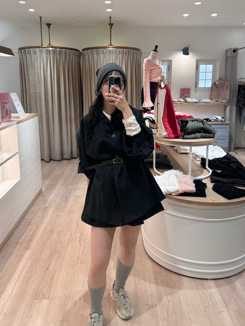 「今日のコーデ、ootd、シャツワンピ、トレンチコート、トレンチワンピース、トレンチ、ニット帽、ニューバランス、スニーカー、スニーカーコーデ、スニーカー×靴下、ワンピーススタイル、mline、春服、春服コーデ」｜「mlineの[mline]トレンチコートワンピース（ワンピース、ブルー系）」を使った、たけかわ ななさん（レディース・162cm）の冬コーディネートの2枚目の写真
