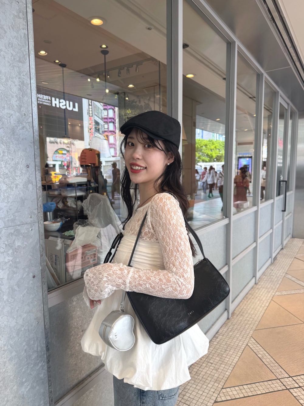 「大人カジュアル、レーストップス、レース、バルーンスカート、バルーン、デニム、ストレートデニム、フレアデニム、レイヤードスタイル、ハンチング、サングラス、春服、春夏コーデ、mline」｜「mlineのアイテム（シャツ/ブラウス、ホワイト系）」を使った、たけかわ ななさん（レディース・162cm）の春コーディネートの2枚目の写真