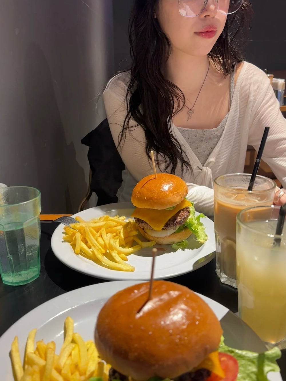 「春めき満開コーデ、春コーデ、オトナカジュアル、カーディガン、カーディガンコーデ、花柄、花柄キャミソール、ootd、お出かけコーデ、mline、162cm」｜「mlineのアイテム（トップス、ホワイト系）」を使った、たけかわ ななさん（レディース・162cm）の春コーディネートの2枚目の写真
