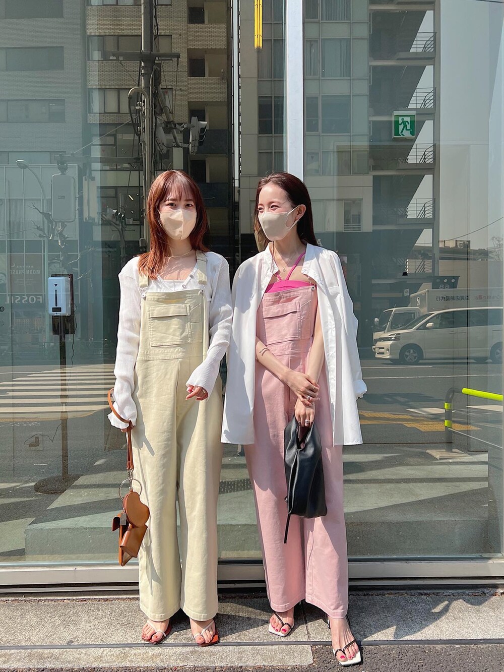 「春服みてみて、お出かけコーデ、大人カジュアル、デニムコーデ、サロペット、白シャツ、シャツスタイル、シャツコーデ、カーディガン、ウォレットバッグ、ストラップサンダル、ミニバッグ、リンクコーデ、お揃いコーデ」｜「mysticのNEW Vリブショートカーディガン（カーディガン/ボレロ、ホワイト系）」を使った、たけかわ ななさん（レディース・162cm）の春コーディネートの2枚目の写真