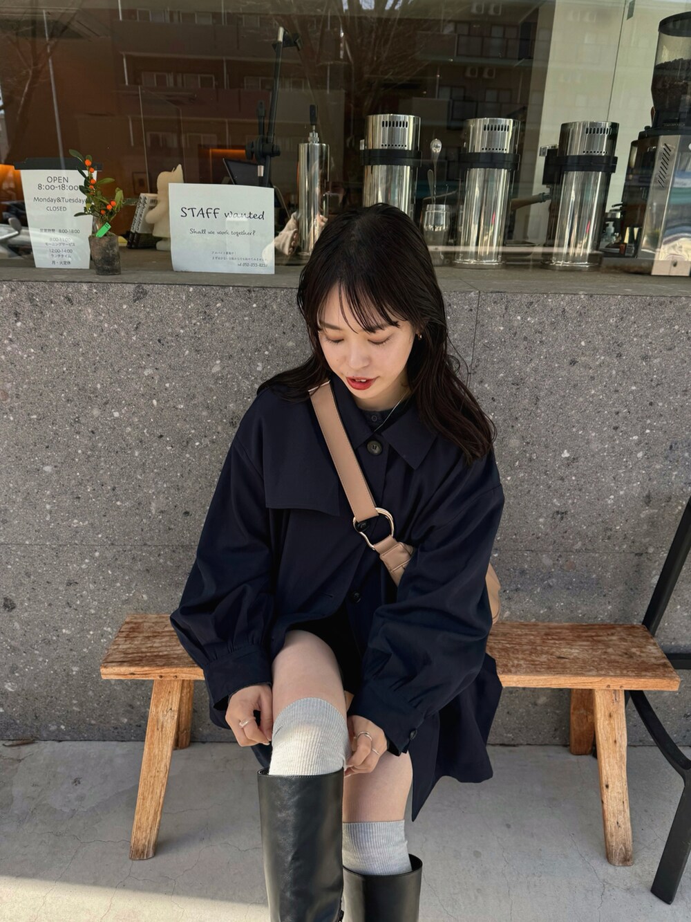 「オトナカジュアル、春服コーデ、ファッションを楽しもう、春アウター、トレンチコート、トレンチワンピース、ワンピース、ショルダーバッグ、春服、新作、ロングブーツ、mline、mystic」｜「mlineの【3色展開】[mline]トレンチワンピース（トレンチコート、ブルー系）」を使った、たけかわ ななさん（レディース・162cm）の冬コーディネートの2枚目の写真