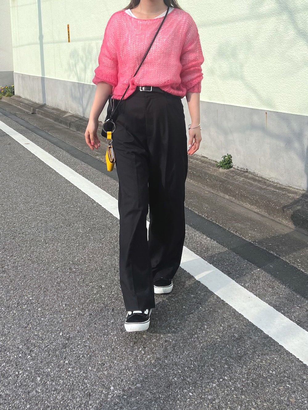 「休日コーデ、花見、春コーデ、春服デビュー宣言、ピンク、ピンクニット、スラックス、スラックスパンツ、ブラックコーデ、VANS、財布、ショルダーバッグ、レイヤードスタイル、高身長女子、mystic」｜「SLOBE IENAのアイテム（ニット/セーター、ピンク系）」を使った、たけかわ ななさん（レディース・162cm）の春コーディネートの2枚目の写真