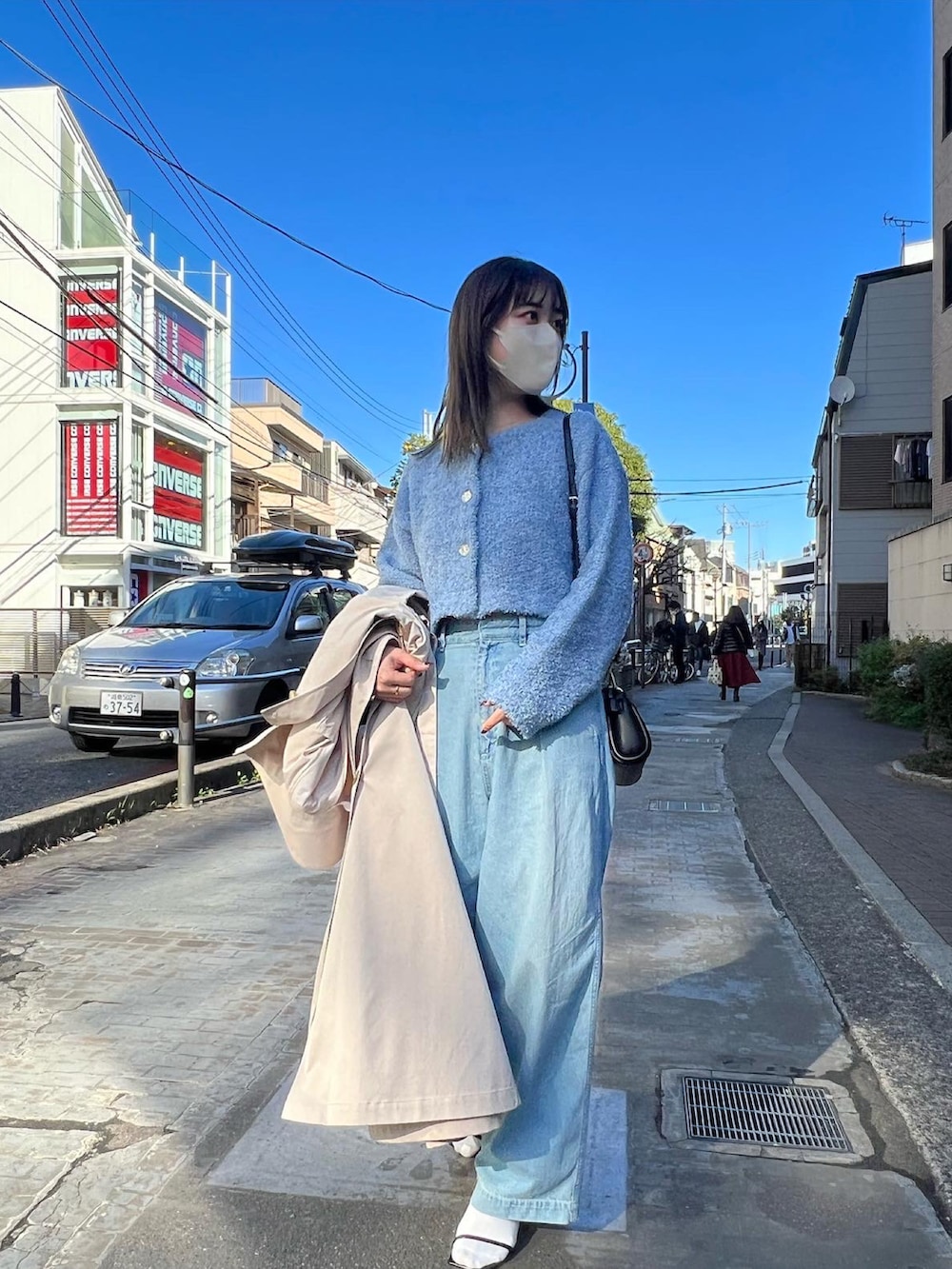 「オトナカジュアル、トレンチコート、カーディガン、ブルーコーデ、デニム、デニムコーデ、ワントーンコーデ、ニットコーデ、私の推しブランド、マイベストコーデ2022、オトナカワイイ」｜「mysticの【カラー展開豊富】リボンヤーンショートカーディガン（カーディガン/ボレロ、ブルー系）」を使った、たけかわ ななさん（レディース・162cm）の冬コーディネートの2枚目の写真
