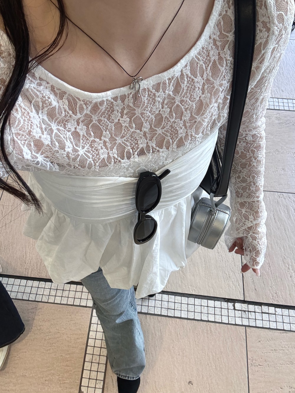 「大人カジュアル、レーストップス、レース、バルーンスカート、バルーン、デニム、ストレートデニム、フレアデニム、レイヤードスタイル、ハンチング、サングラス、春服、春夏コーデ、mline」｜「mlineのアイテム（シャツ/ブラウス、ホワイト系）」を使った、たけかわ ななさん（レディース・162cm）の春コーディネートの3枚目の写真