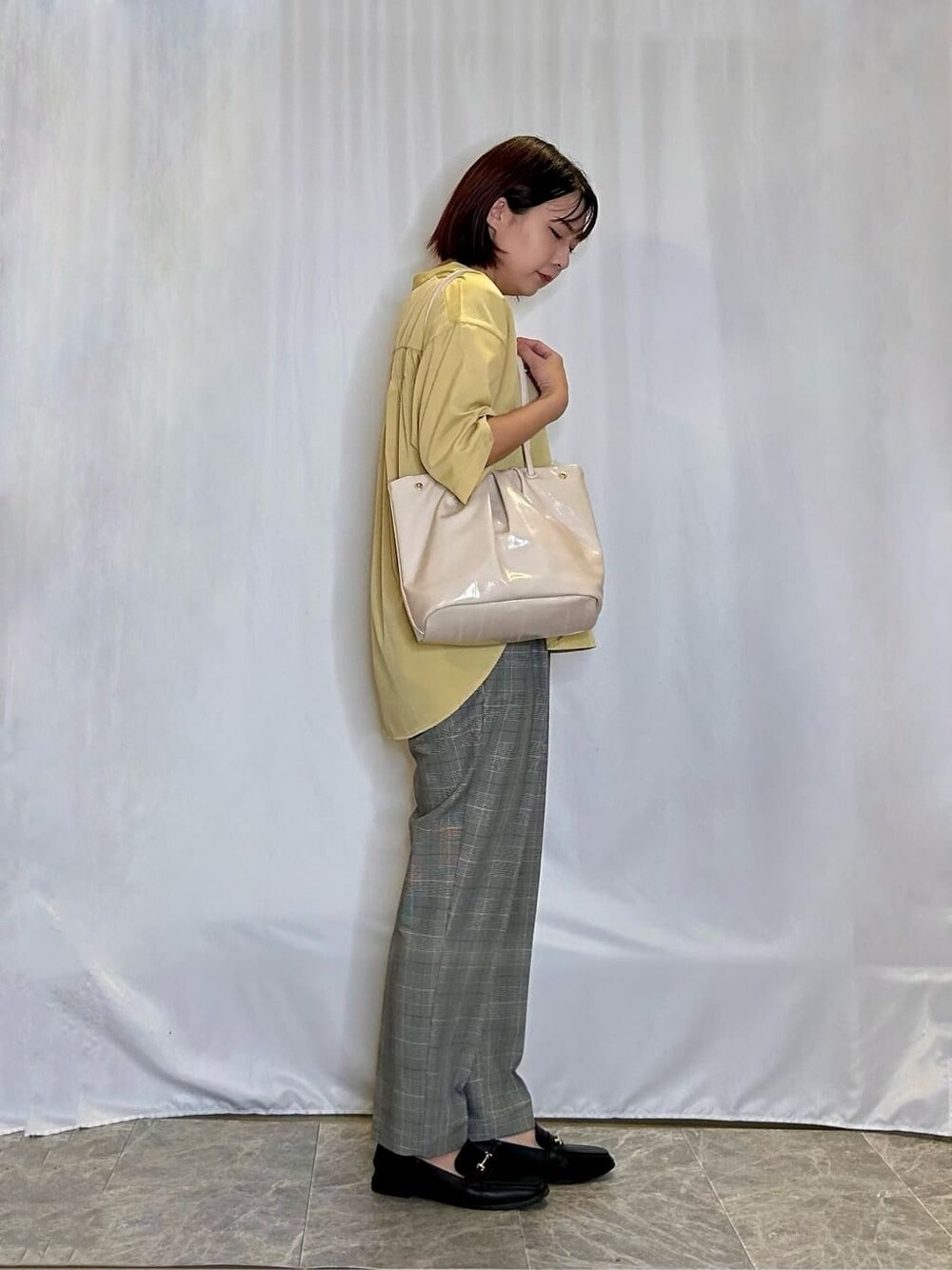 イエロー系のシャツ/ブラウス、グレー系のその他パンツ、ブラック系のその他シューズを着用したレディースの秋コーディネートの2枚目の写真